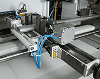 Przecinarka tarczowa do aluminium - System podawania materiału z kontrolowaną krawędzią zerową